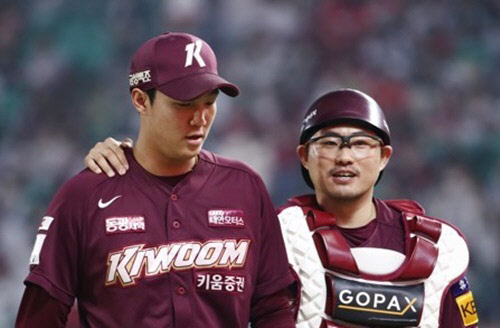 지난 9월 30일 인천 SSG 랜더스필드에서 열린 프로야구 SSG 랜더스와 키움 히어로즈의 경기. 키움 포수 이지영(오른쪽)이 3회말 SSG 공격을 무실점으로 막은 안우진을 격려하고 있다.<연합뉴스 자료사진>